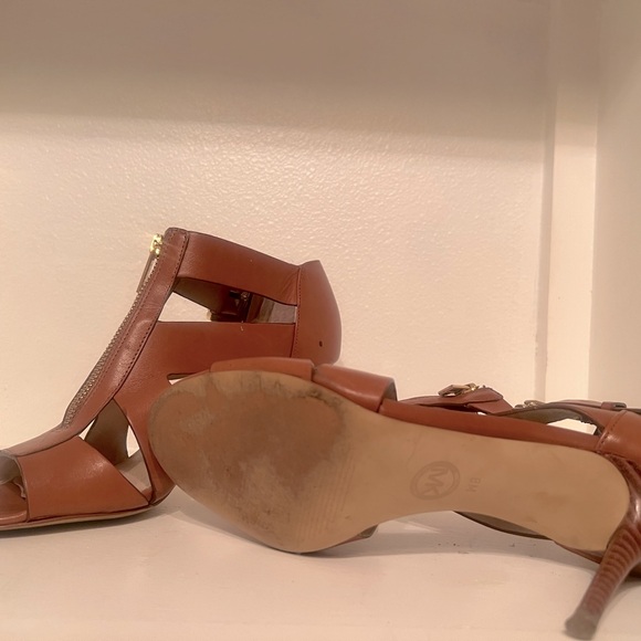 1.5 in Women heels - Picture 1 of 3